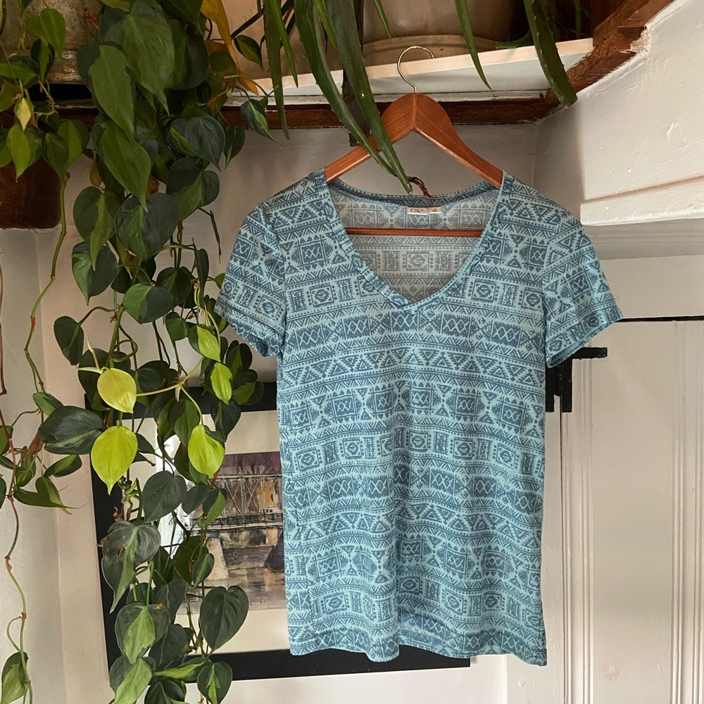 Nordstrom Pattern v neck top 🌻